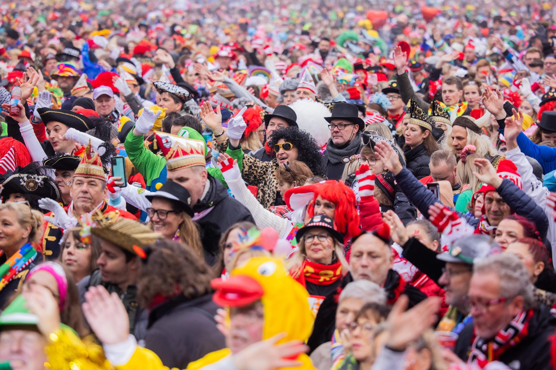 Jecken feiern den Auftakt der Karnevalssession auf dem Heumarkt: 15.000 Jecken wurden erwartet.