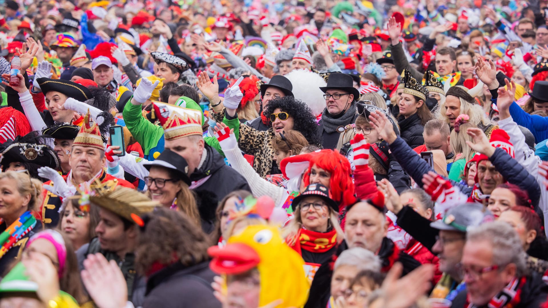 Jecken feiern den Auftakt der Karnevalssession auf dem Heumarkt: 15.000 Jecken wurden erwartet.