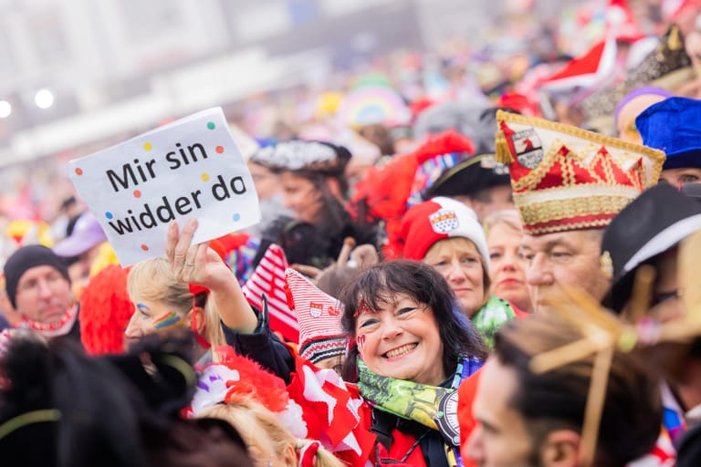 Konfetti und glückliche Jecken auf dem Heumarkt: Die 2G-Regel hat die Jecken nicht vom Feiern abgehalten.