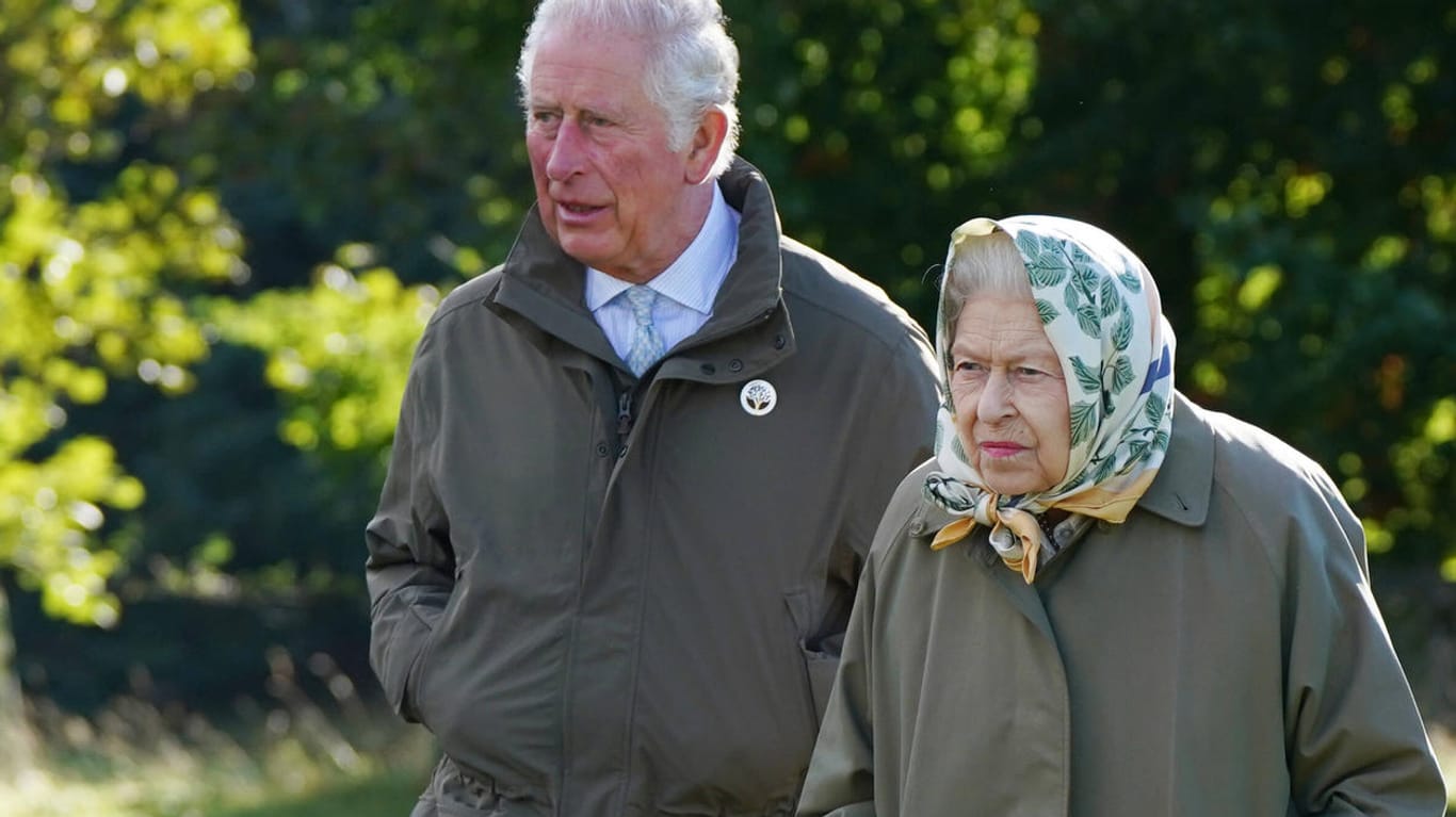Queen Elizabeth II. und ihr Sohn Prinz Charles: Hier gehen Mutter und Sohn am 1. Oktober dieses Jahres in Schottland spazieren.