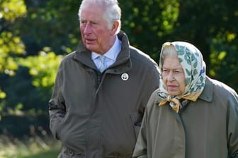 Queen Elizabeth II. und ihr Sohn Prinz Charles: Hier gehen Mutter und Sohn am 1. Oktober dieses Jahres in Schottland spazieren.