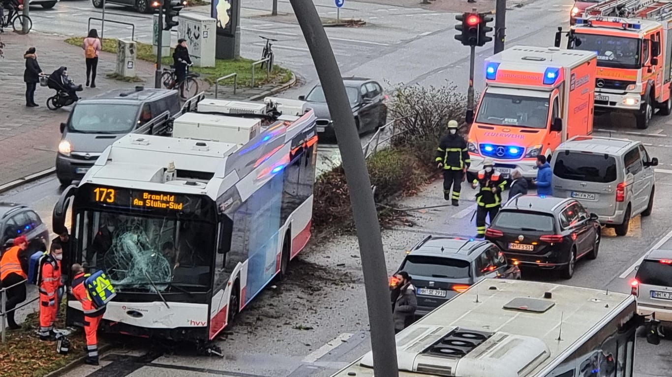 Der verunfallte Bus in Hamburg: Die Unfallursache ist noch unklar.
