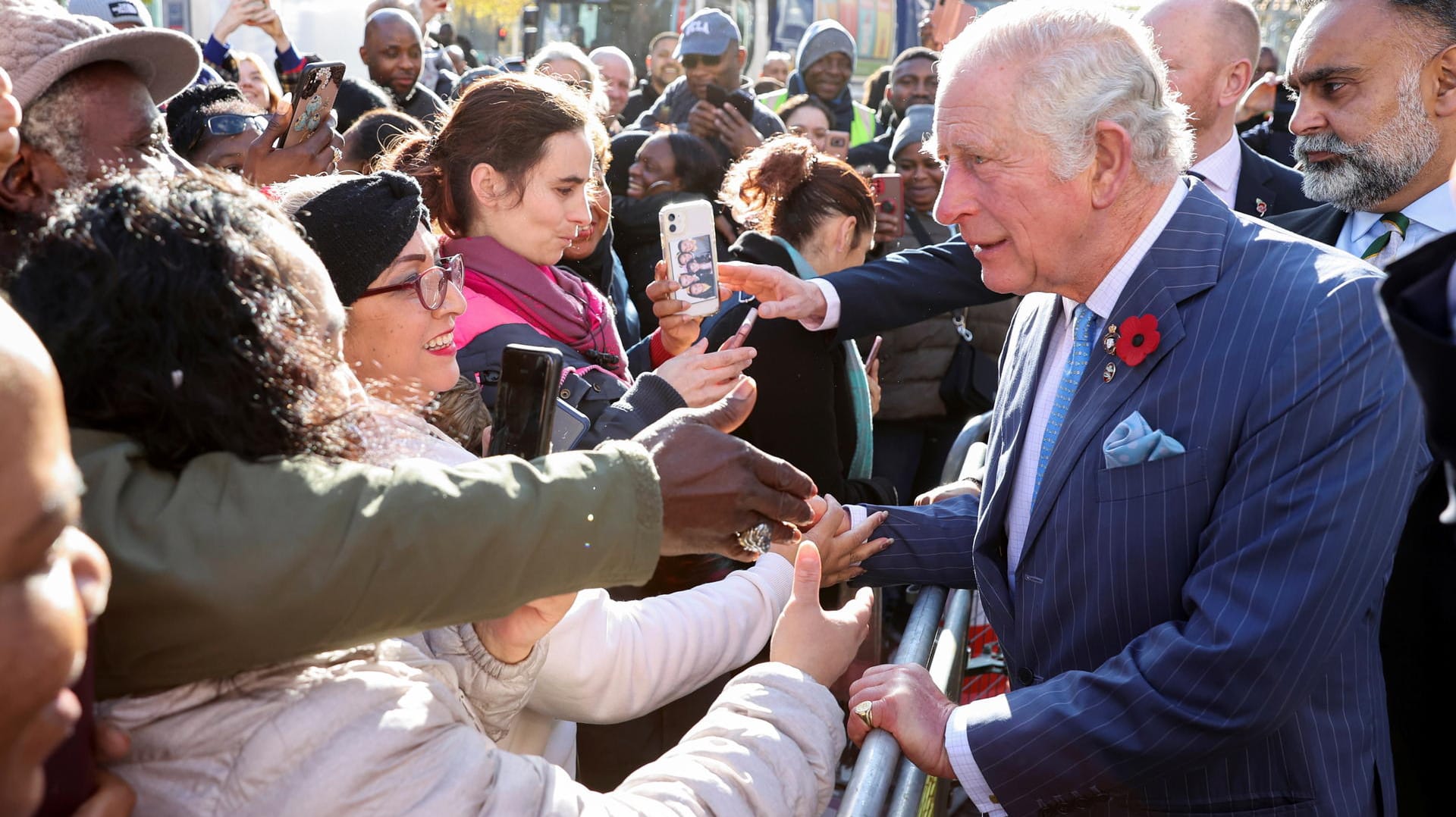Prinz Charles: Er wurde in Brixton von einer Menschenmenge empfangen.