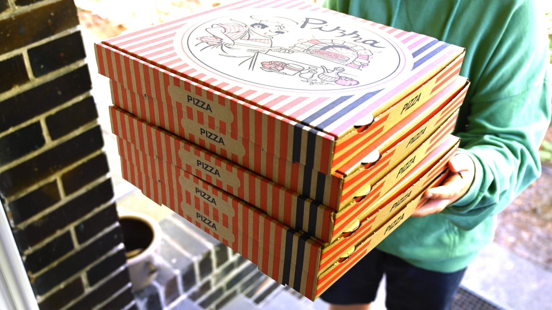 Ein Pizzabote bringt die heiße Ware (Symbolbild): Zwei Lieferanten sind in Essen attackiert worden.