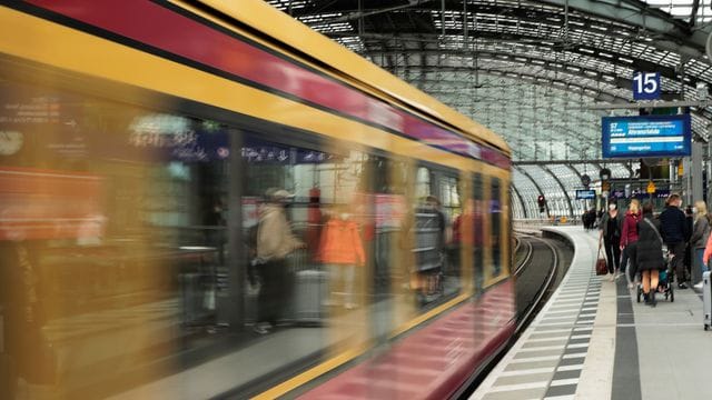 Fahrgäste warten auf eine S-Bahn (Symbolbild): In Berlin soll ein Mann Mitarbeiter der Deutschen Bahn mit einem Luftdruckgewehr bedroht haben. Fahrgäste warten auf eine S-Bahn (Symbolbild): In Berlin soll ein Mann Mitarbeiter der Deutschen Bahn mit einem Luftdruckgewehr bedroht haben.