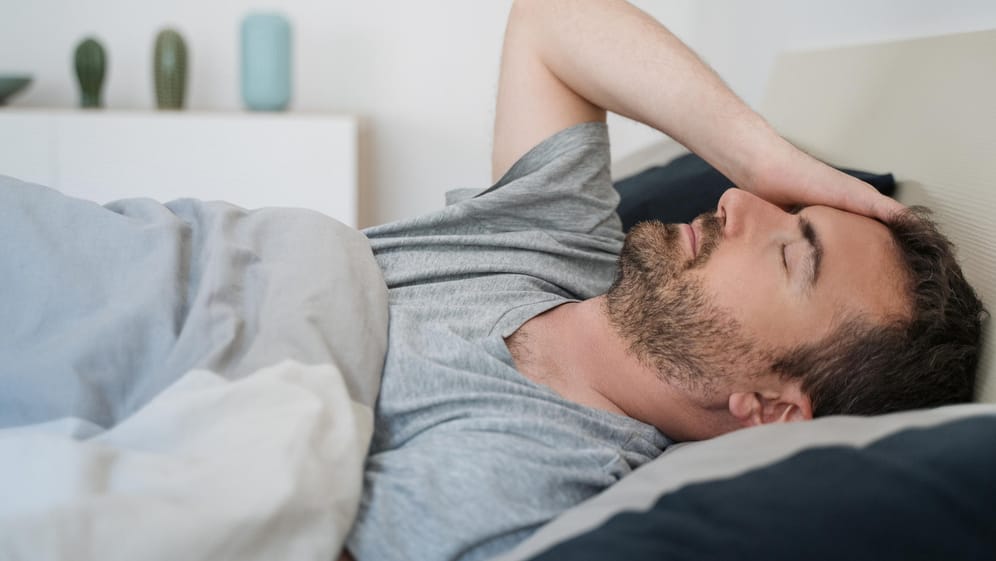 Beschwerden nach dem Aufwachen: Wenn jemand bereits morgens erschöpft ist und Kopfschmerzen hat, können nächtliche Atemaussetzer dahinterstecken.