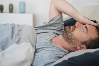 Beschwerden nach dem Aufwachen: Wenn jemand bereits morgens erschöpft ist und Kopfschmerzen hat, können nächtliche Atemaussetzer dahinterstecken.