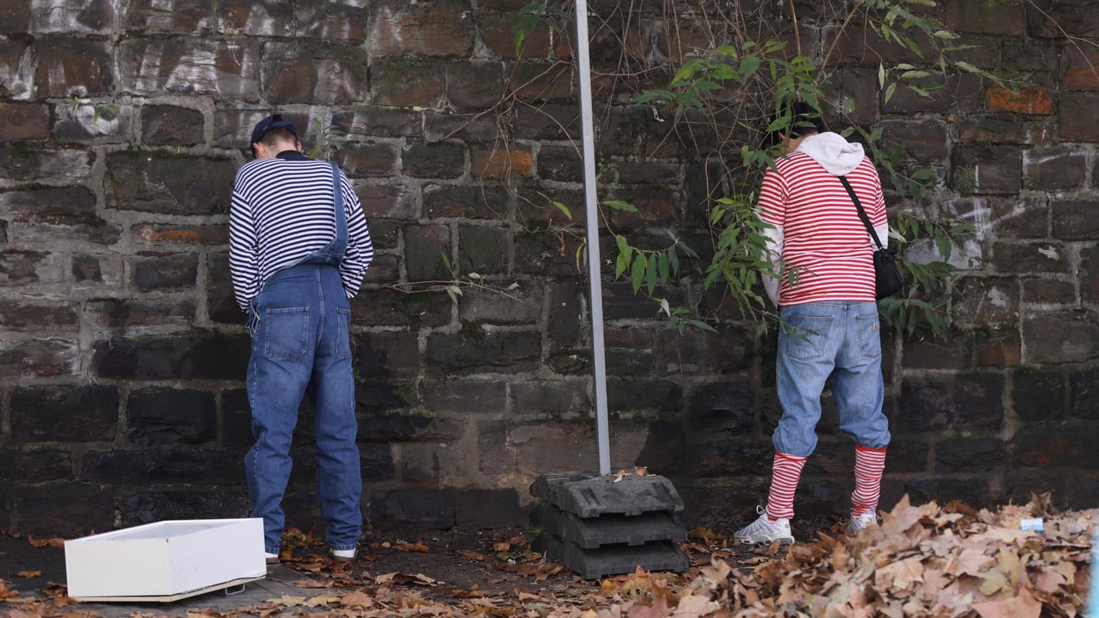 Leider auch in diesem Jahr ein wiederholtes Bild: Wildpinkler, die sich nicht in die Schlange an den Dixi-Toiletten stellen möchten.