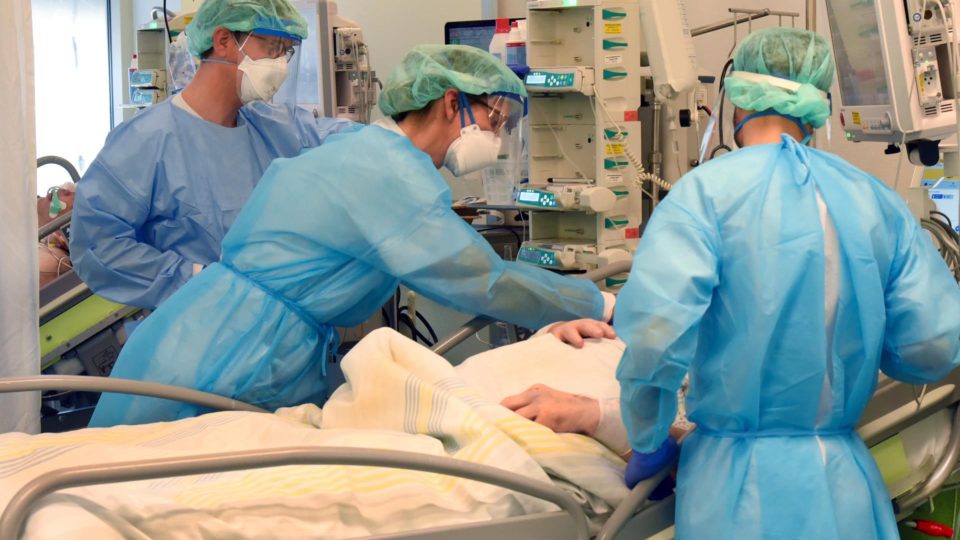 Uniklinik Leipzig: Auf der Intensivstation wächst seit Tagen die Zahl der Corona-Erkrankten mit schweren Verläufen, darunter immer mehr jüngere Patienten zwischen 30 und 60 Jahren.