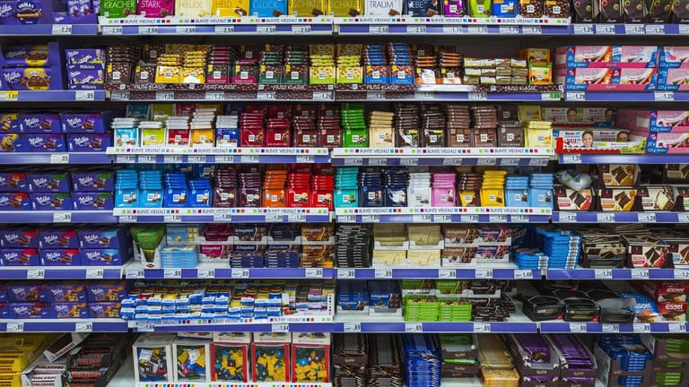 Schokolade im Supermarkt: Neben anderen könnten Produkte von Nestlé bald teurer werden (Symbolbild).