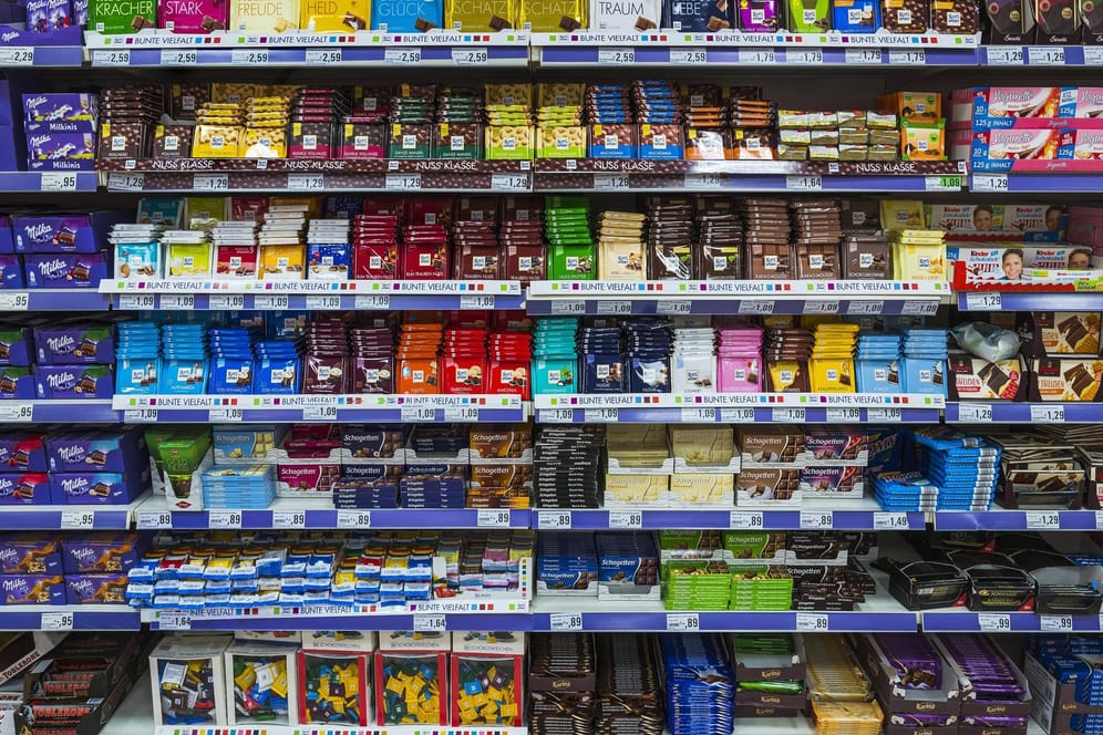 Schokolade im Supermarkt: Neben anderen könnten Produkte von Nestlé bald teurer werden (Symbolbild).