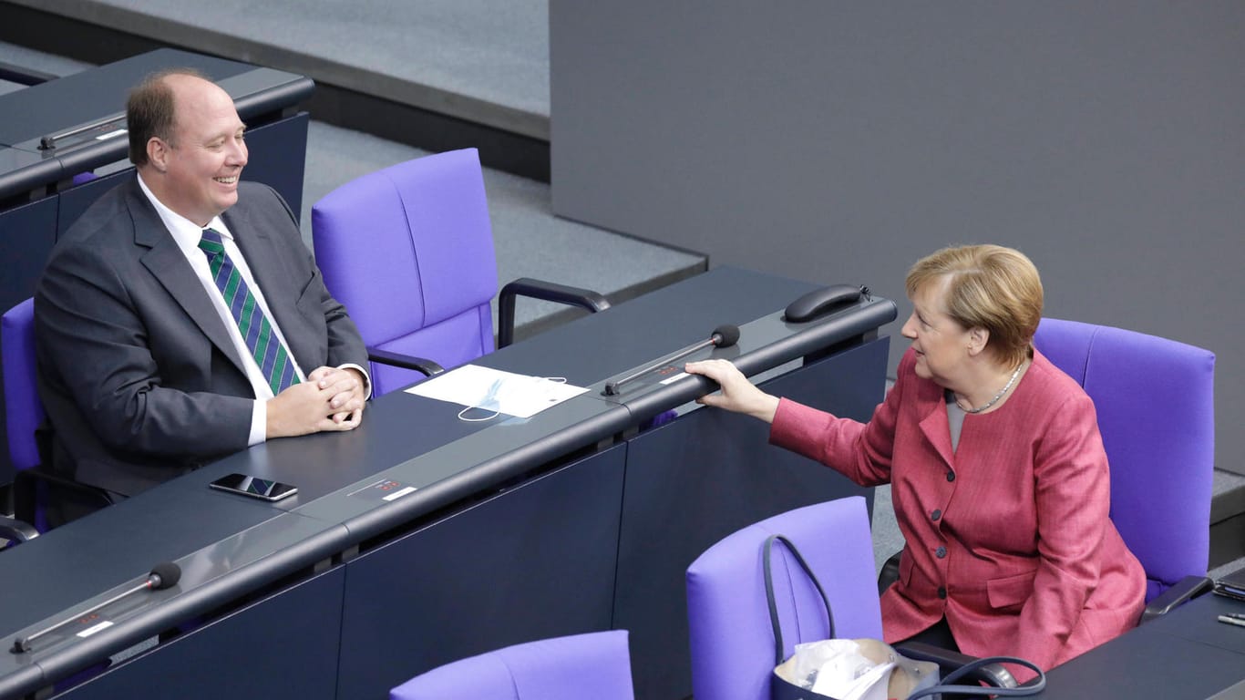 Angela Merkel und Helge Braun im Bundestag: Braun war in der Corona-Pandemie ein wichtiger Verteidiger ihrer Maßnahmen.
