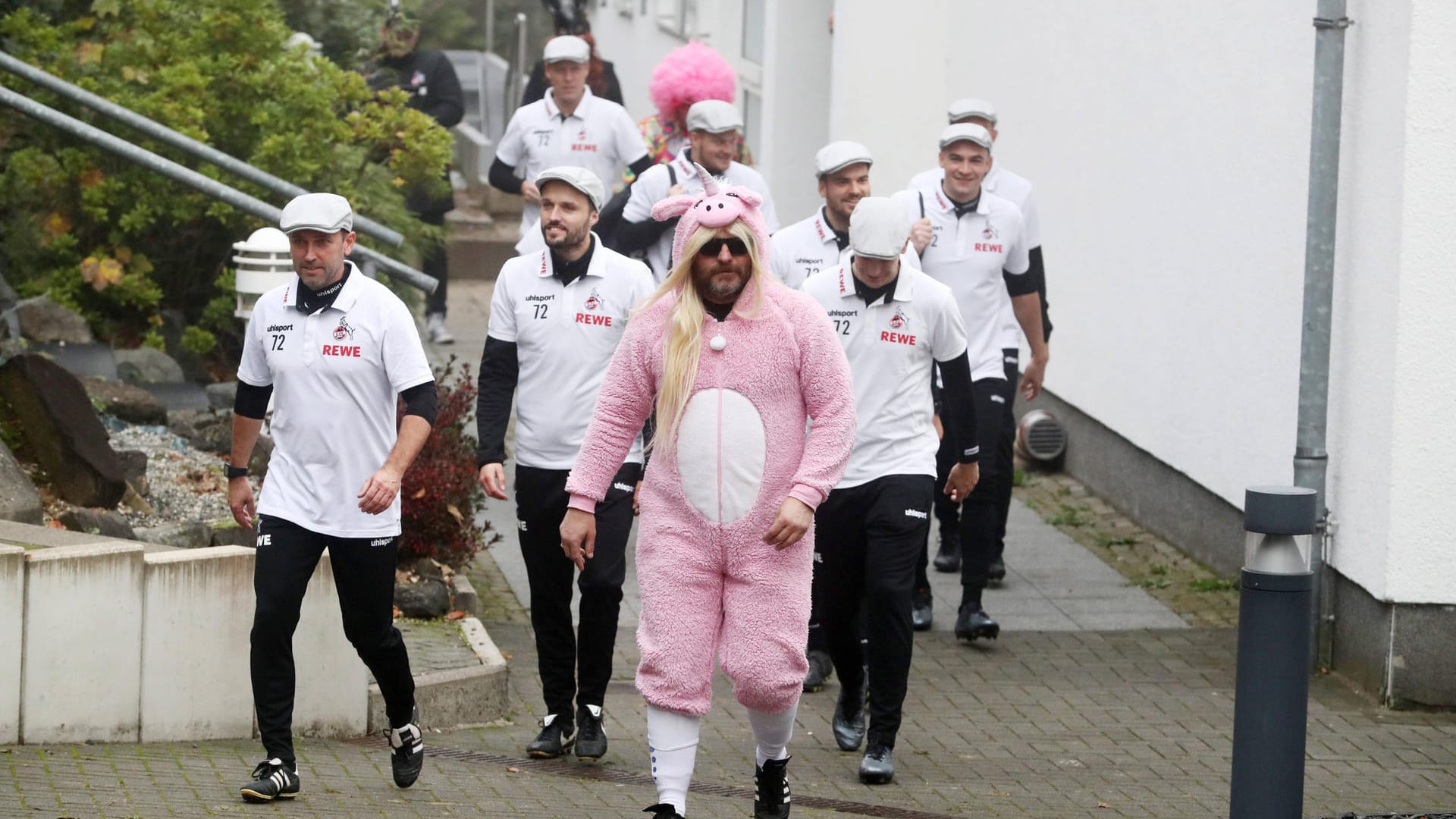 Der FC-Coach als "Schweinhorn" und dahinter eine ganze Baumgart-Armee: Am Geißbockheim ging es am 11.11. vergnüglich zu.