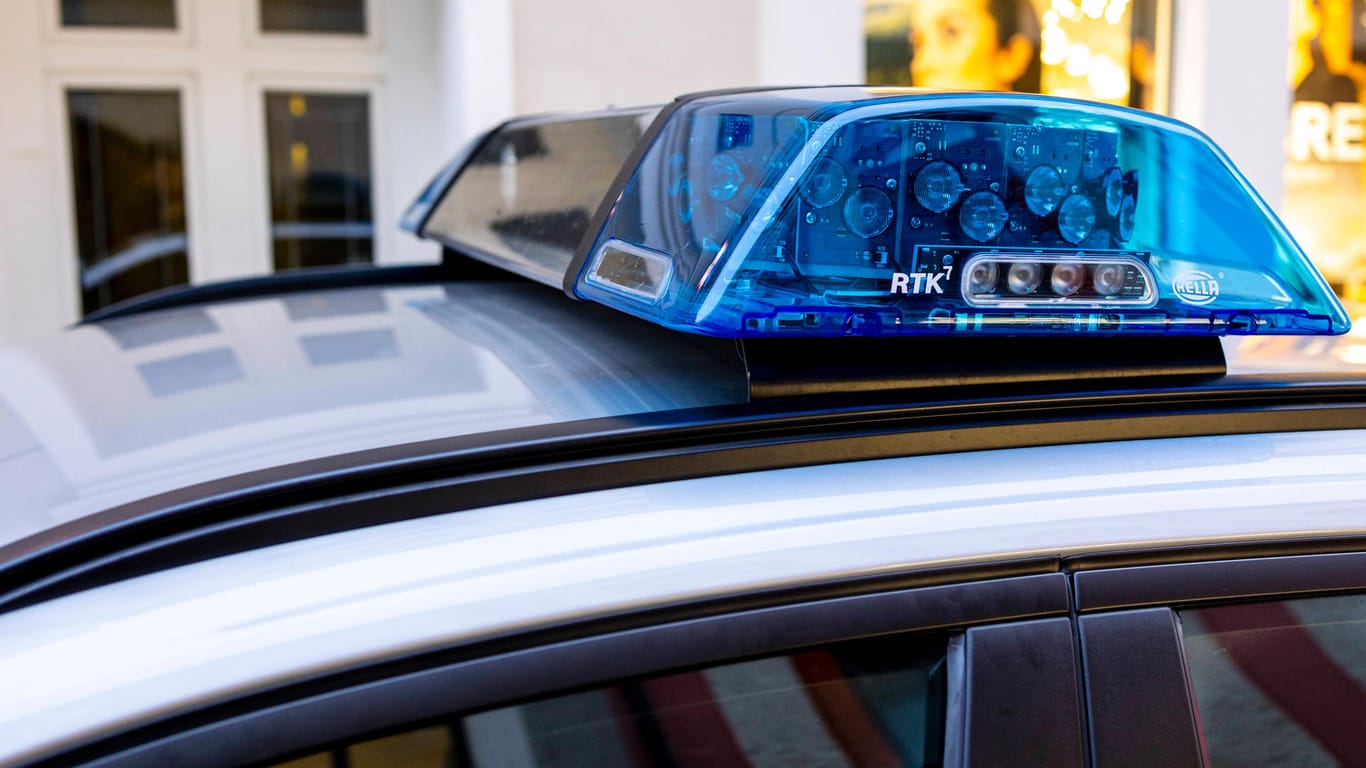 Blaulicht auf einem Polizeiwagen (Archivbild): Die Beamten konnten den Jugendlichen im Umkreis der Schule festnehmen.