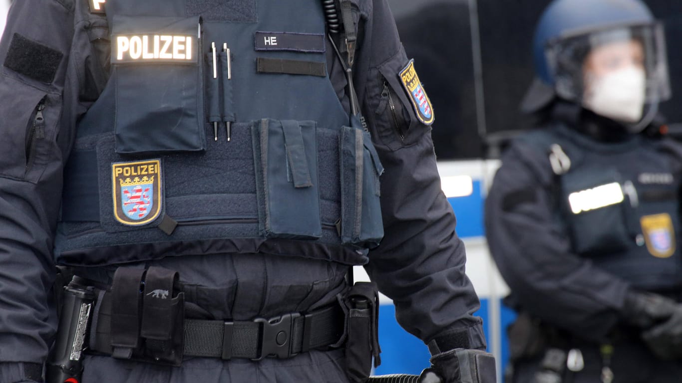 Hessische Polizisten im Einsatz (Symbolbild).