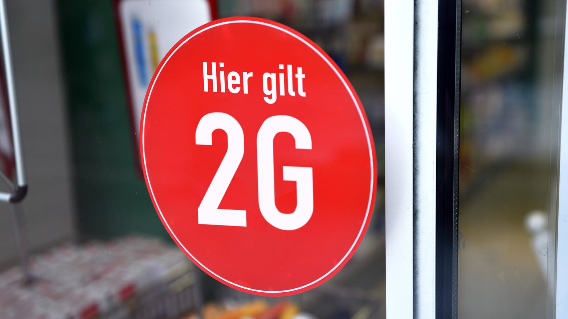 Aufkleber verweist auf 2G-Regel (Symbolbild): Vor allem Kinder müssten vor dem Virus geschützt werden. Aufkleber verweist auf 2G-Regel (Symbolbild): Vor allem Kinder müssten vor dem Virus geschützt werden.