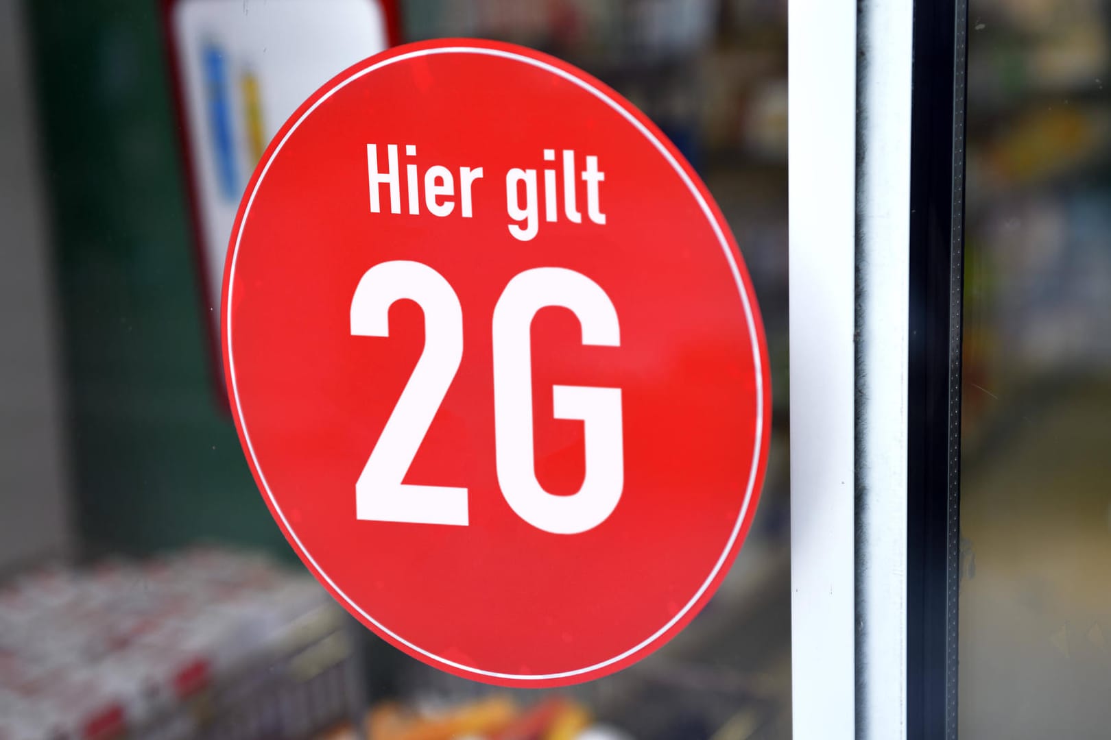 Aufkleber verweist auf 2G-Regel (Symbolbild): Vor allem Kinder müssten vor dem Virus geschützt werden.