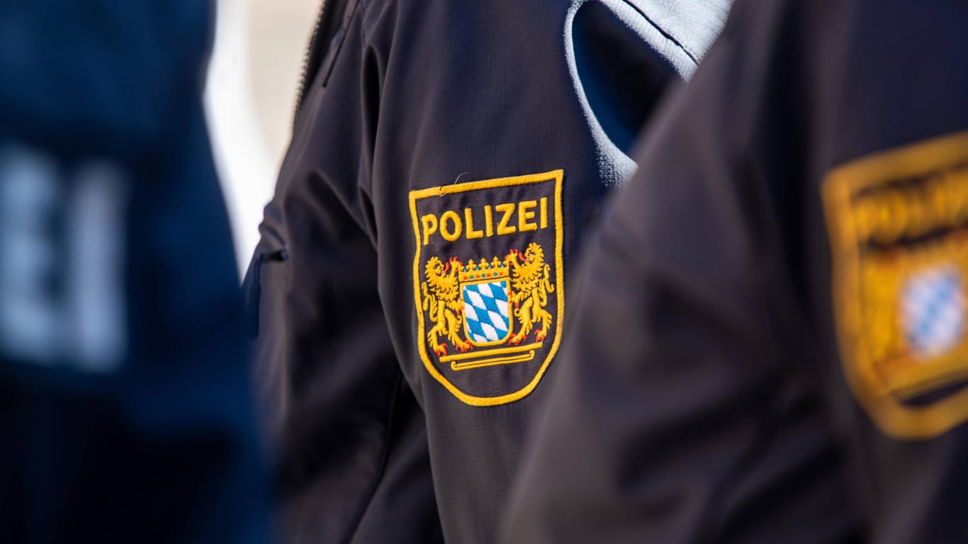 Logo der Polizei Bayern (Symbolbild): Der Mann wollte das Messer nicht niederlegen.