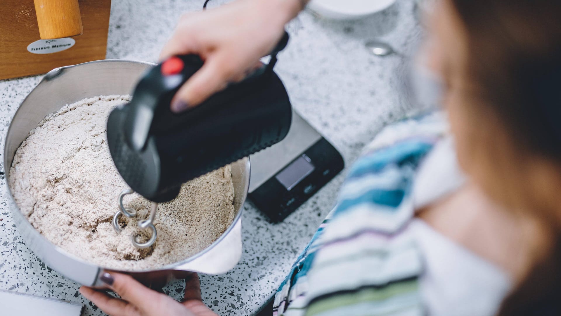 Brot backen: Nudelwasser eignet sich als Zutat anstelle von Leitungswasser.