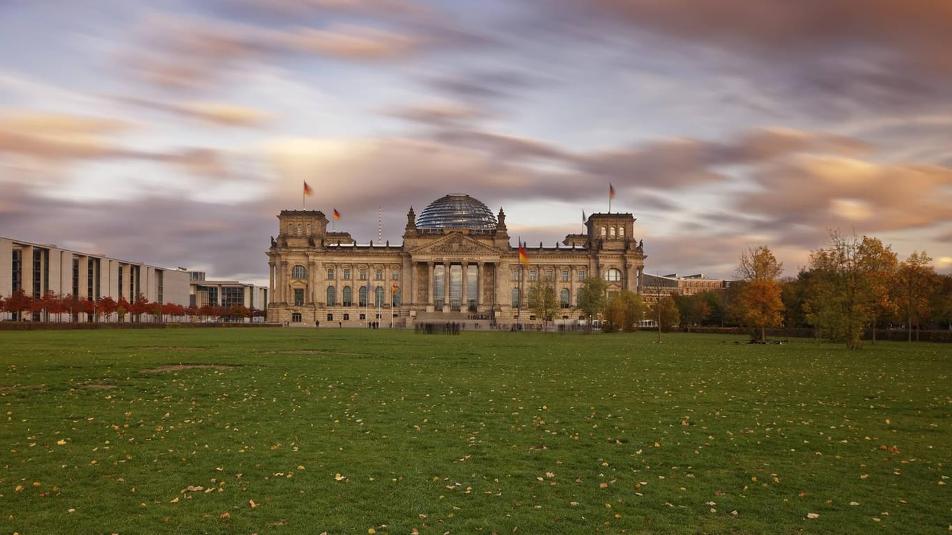Der Reichstag in Berlin (Symbolbild): Die Ampelkoalition weiß noch nicht genau, wie sie ihre Vorhaben finanzieren soll.