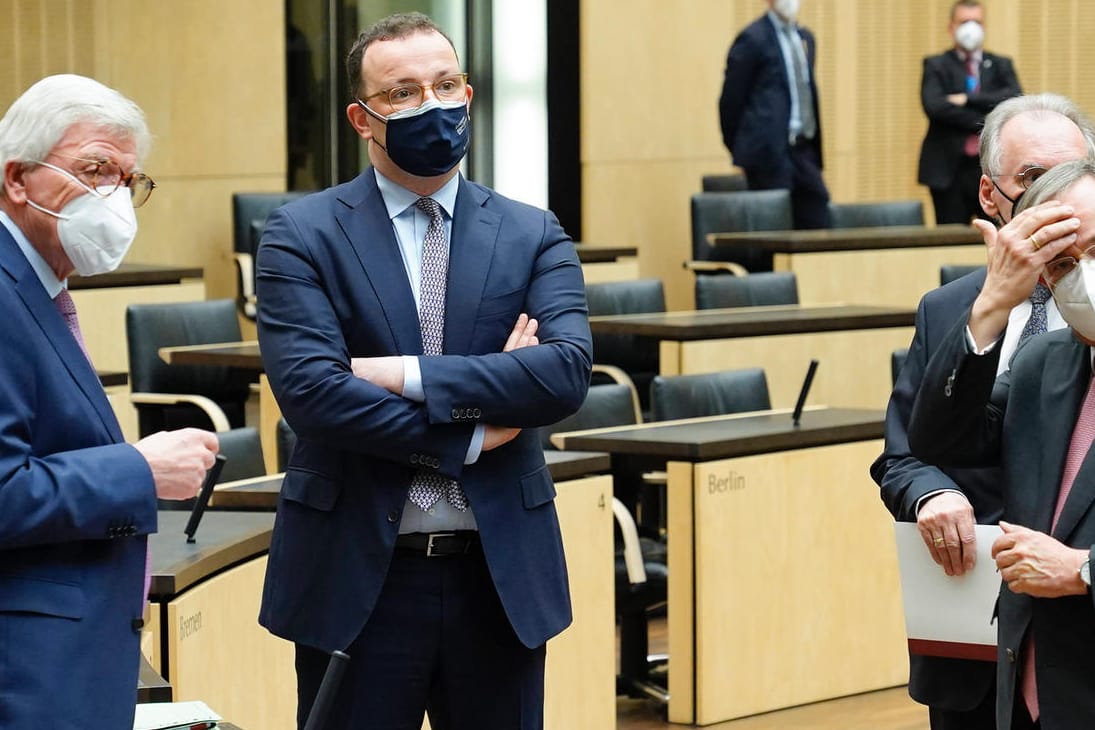 Überraschte Corona-Entscheider: Sachsen-Anhalts Ministerpräsidenten Rainer Haseloff und der damalige nordrhein-westfälische Landeschef Armin Laschet mit Bundesgesundheitsminister Jens Spahn. Die Landespolitiker gaben sich oft überrascht, wenn Prognose eintrafen.