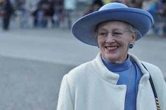 Staatsbesuch: Königin Margrethe II. beim Gang durch das Brandenburger Tor.