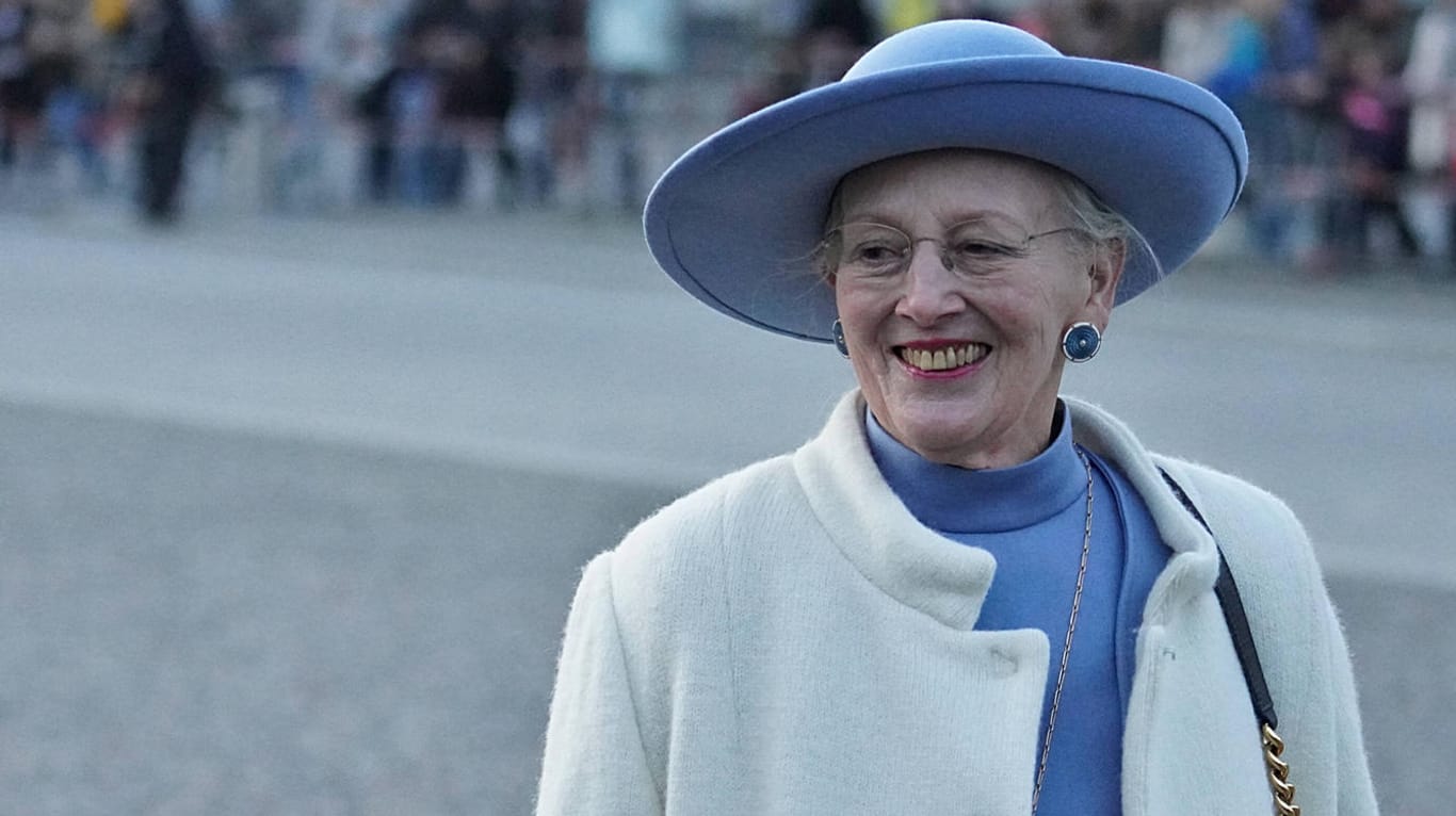 Staatsbesuch: Königin Margrethe II. beim Gang durch das Brandenburger Tor.