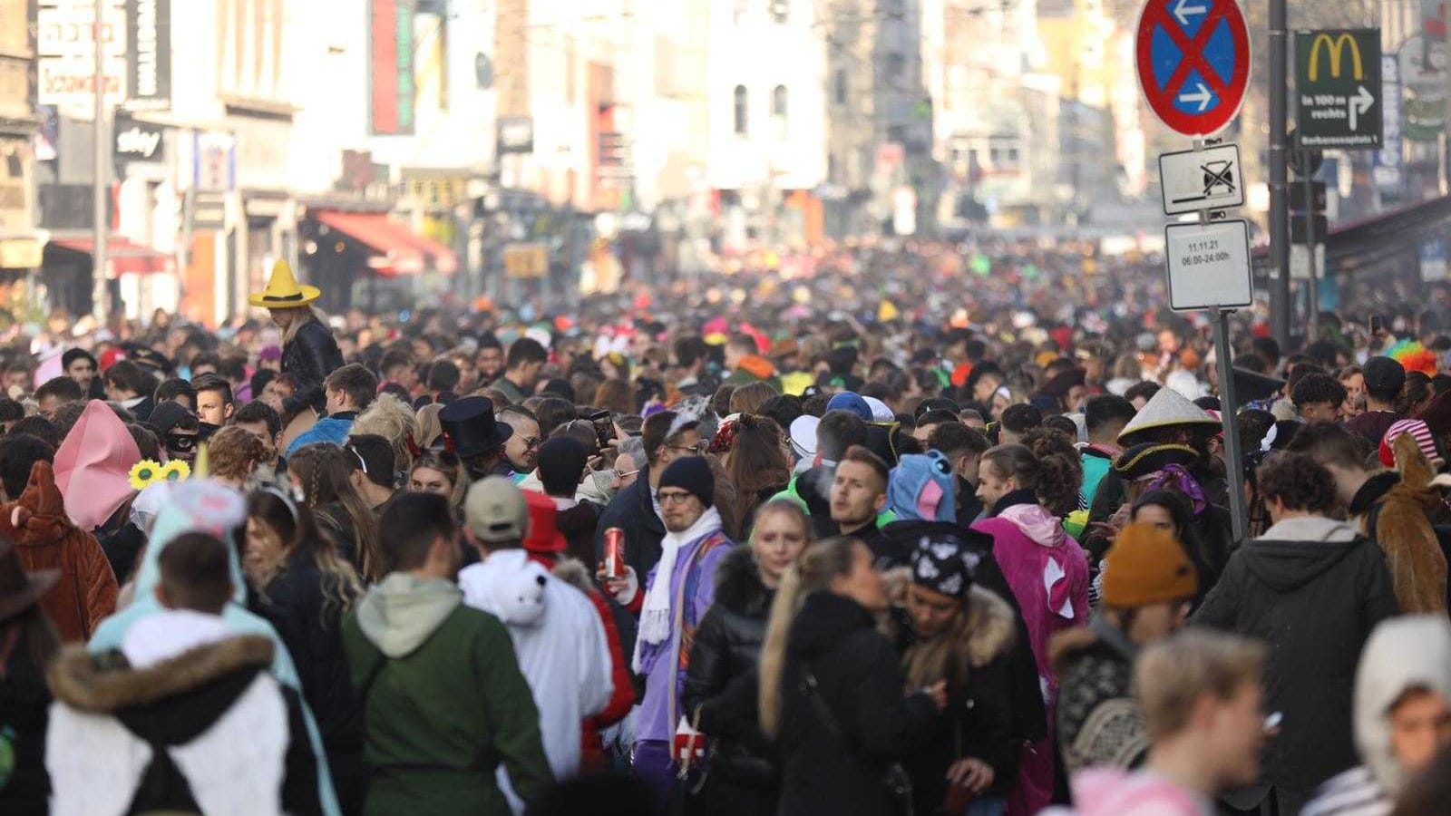 An der Partymeile im Zülpicher Viertel war der Andrang groß. Zeitweise riegelte die Stadt die Zugänge zum Viertel ab.