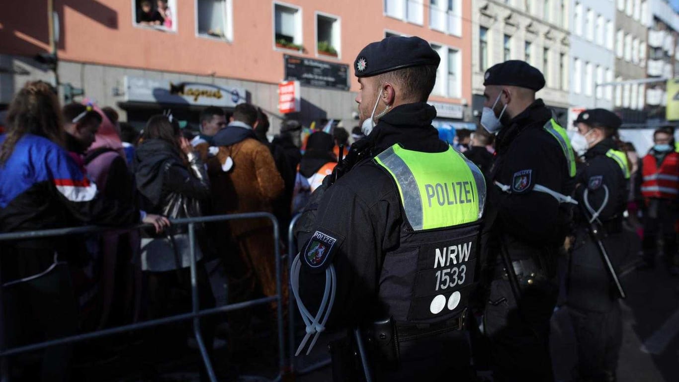 Am Zugang zum Zülpicher Viertel errichtete die Stadt Straßensperren. Zeitweise mussten diese wegen des großen Andrangs geschlossen werden.