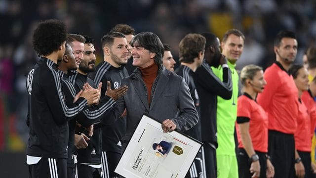 Der ehemalige Bundestrainer Jogi Löw (M) bedankt sich bei den Spielern, nachdem er eine Urkunde bekommen hat.