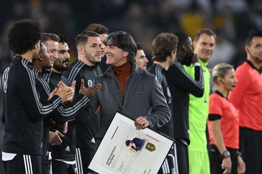 Der ehemalige Bundestrainer Jogi Löw (M) bedankt sich bei den Spielern, nachdem er eine Urkunde bekommen hat.