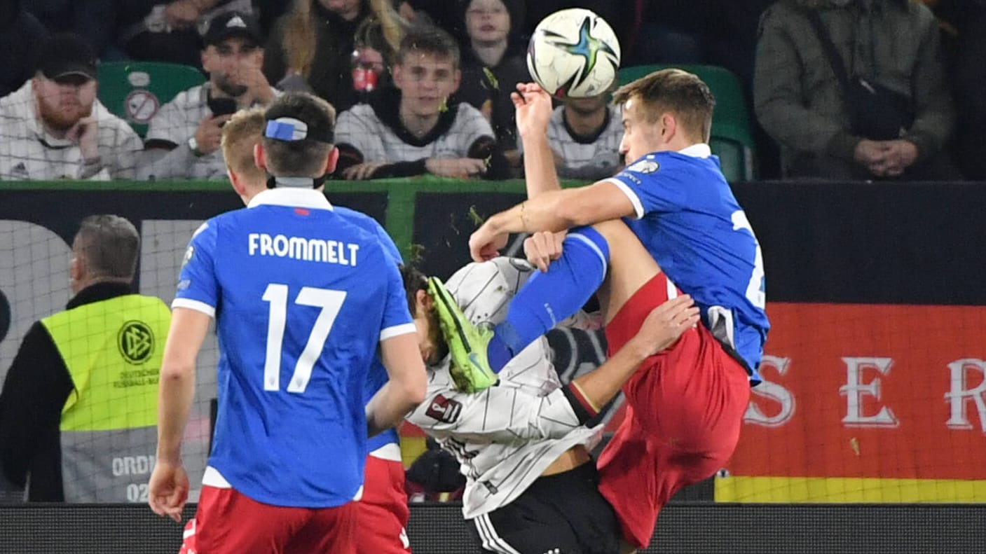 Jens Hofer (r.) trifft Leon Goretzka mit den Stollen am Hals.