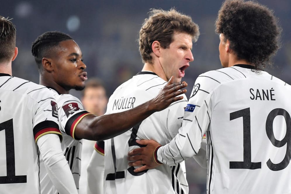 Mitspieler gratulieren Torschütze Leroy Sané (r.): Das deutsche Team überzeugte gegen Liechtenstein.