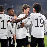 Mitspieler gratulieren Torschütze Leroy Sané (r.): Das deutsche Team überzeugte gegen Liechtenstein.
