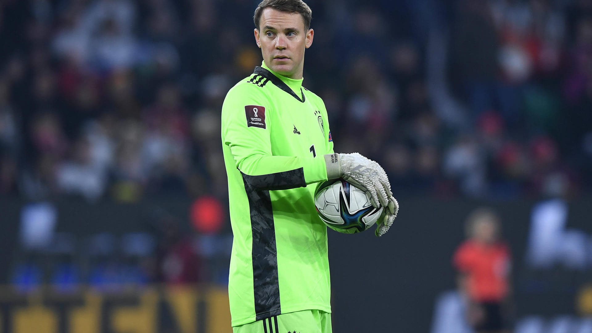 Manuel Neuer: Kaum geprüft, auch weil Liechtenstein ab der 9. Minute zu zehnt spielen musste. Seinen ersten Ballkontakt hatte er mit dem Kopf in der gegnerischen Hälfte, als ihn das Publikum sogar zu einem Abschluss aufforderte (27.). Ließ sich in einer Spielunterbrechung sogar von einem Balljungen den Ball geben, um sich etwas warm zu halten (40.). Note 3