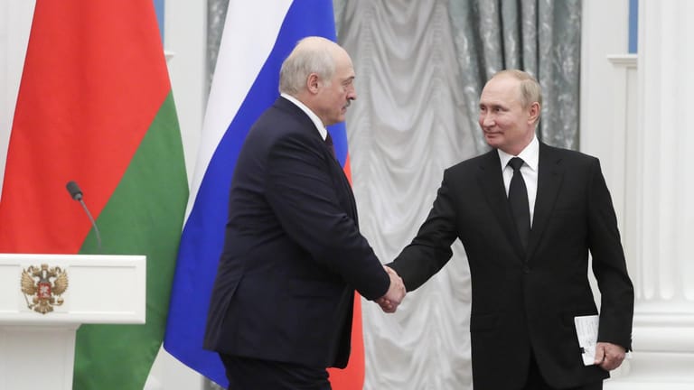 Ohne Putins Unterstützung wäre Lukaschenko längst weg vom Fenster.