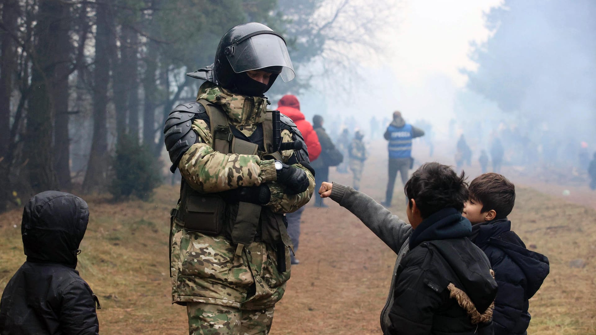 Arabische Kinder mit belarussischem Soldaten an der Grenze zu Polen: Szenen wie diese sind selten, Lukaschenkos Militär schikaniert die Migranten brutal.