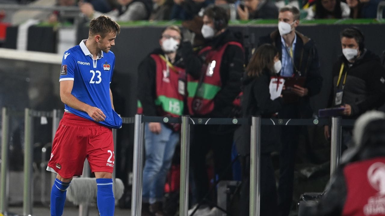 Der Liechtensteiner Jens Hofer verlässt nach seiner Roten Karten den Platz. Der Liechtensteiner Jens Hofer verlässt nach seiner Roten Karten den Platz.