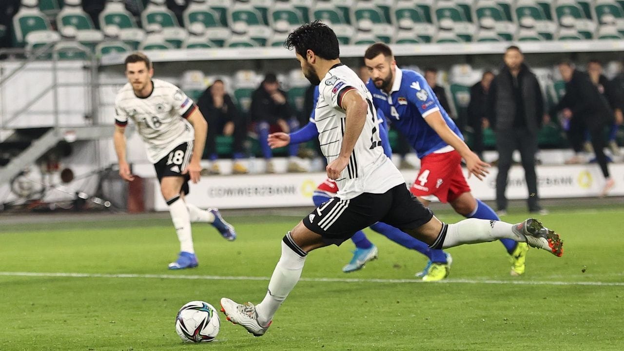 lkay Gündogan verwandelt den Elfmeter zum 1:0 für Deutschland. lkay Gündogan verwandelt den Elfmeter zum 1:0 für Deutschland.