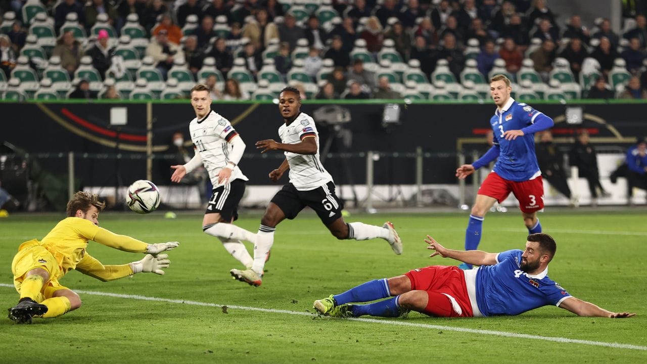 Daniel Kaufmann (r) aus Liechtenstein verursacht gegen seinen Torwart Benjamin Büchel (l) das Eigentor zur deutschen 2:0-Führung. Daniel Kaufmann (r) aus Liechtenstein verursacht gegen seinen Torwart Benjamin Büchel (l) das Eigentor zur deutschen 2:0-Führung.