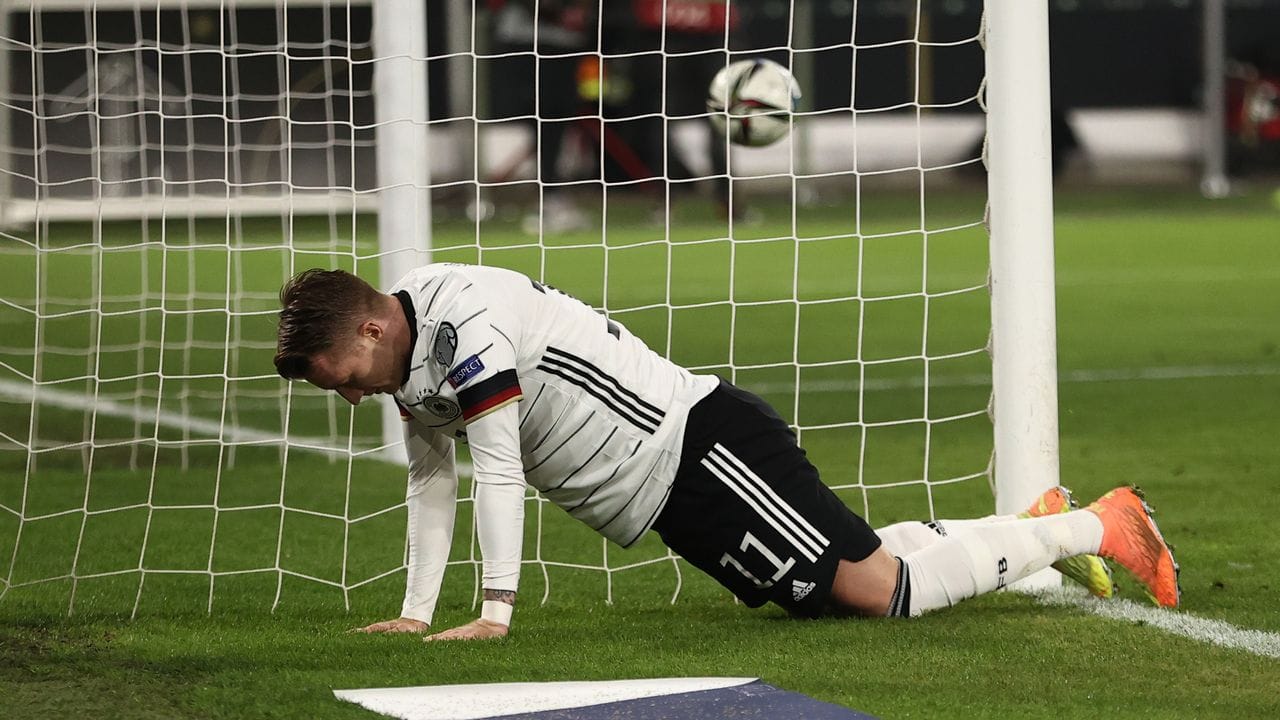 Der Schütze zum 4:0, Marco Reus, stützt sich neben dem Tor auf. Der Schütze zum 4:0, Marco Reus, stützt sich neben dem Tor auf.