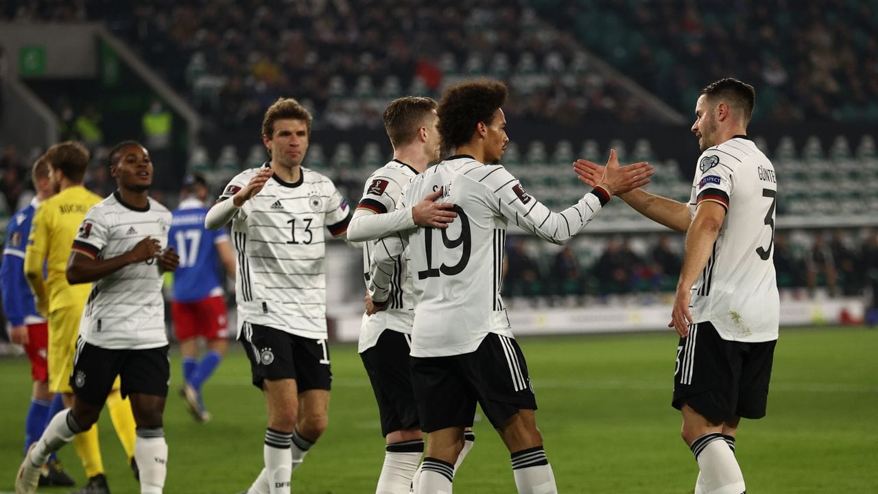Die deutschen Spieler feiern ein weiteres Tor gegen Liechtenstein. Die deutschen Spieler feiern ein weiteres Tor gegen Liechtenstein.