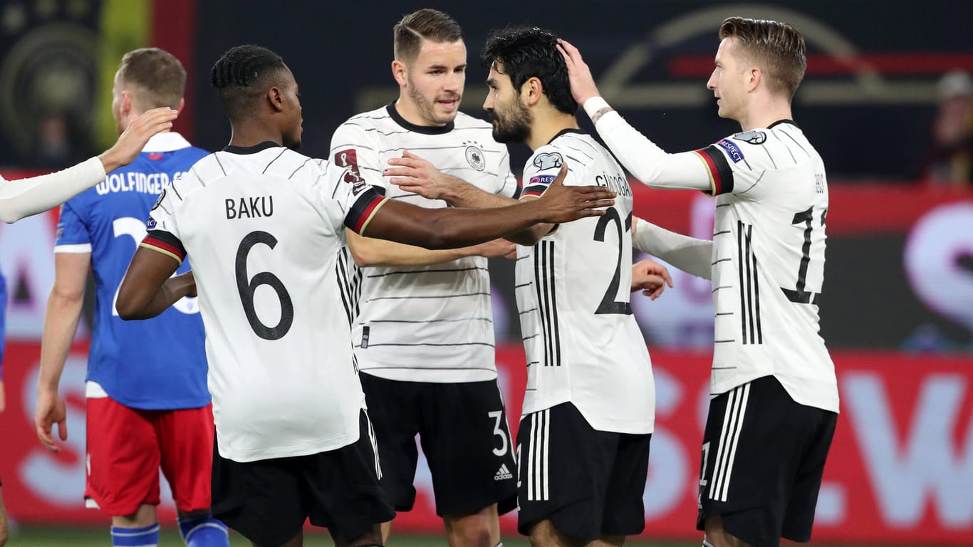 Jubel beim DFB-Team: Die Nationalspieler Ridle Baku, Christian Günter, Ilkay Gündogan und Marco Reus (von rechts nach links) freuen sich über das 1:0. Es sollten noch acht weitere Treffer folgen.