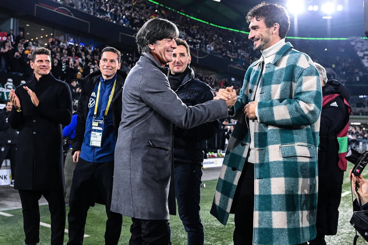 Mats Hummels im besagten Mantel: Der Innenverteidiger musste sich für sein Modestück mehrere Sprüche anhören.