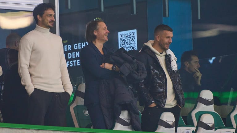 Mats Hummels (l.) verfolgte die Partie aus der Loge mit Ex-Assistenztrainer Thomas Schneider und Lukas Podolski.