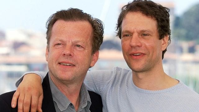 Der schwedische Schauspieler Krister Henriksson (l) mit seinem Kollegen Tomas Hanzon (2000).