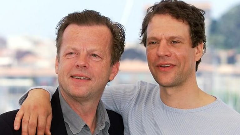 Der schwedische Schauspieler Krister Henriksson (l) mit seinem Kollegen Tomas Hanzon (2000).