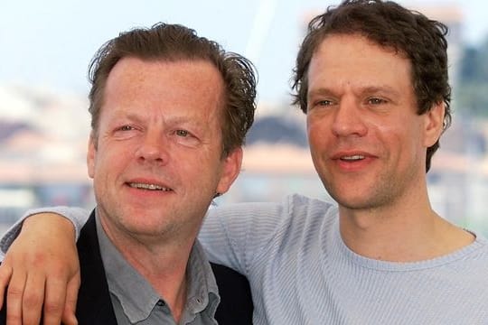 Der schwedische Schauspieler Krister Henriksson (l) mit seinem Kollegen Tomas Hanzon (2000).