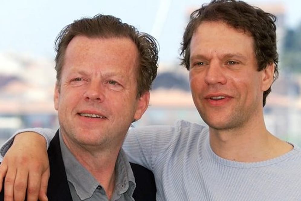 Der schwedische Schauspieler Krister Henriksson (l) mit seinem Kollegen Tomas Hanzon (2000).