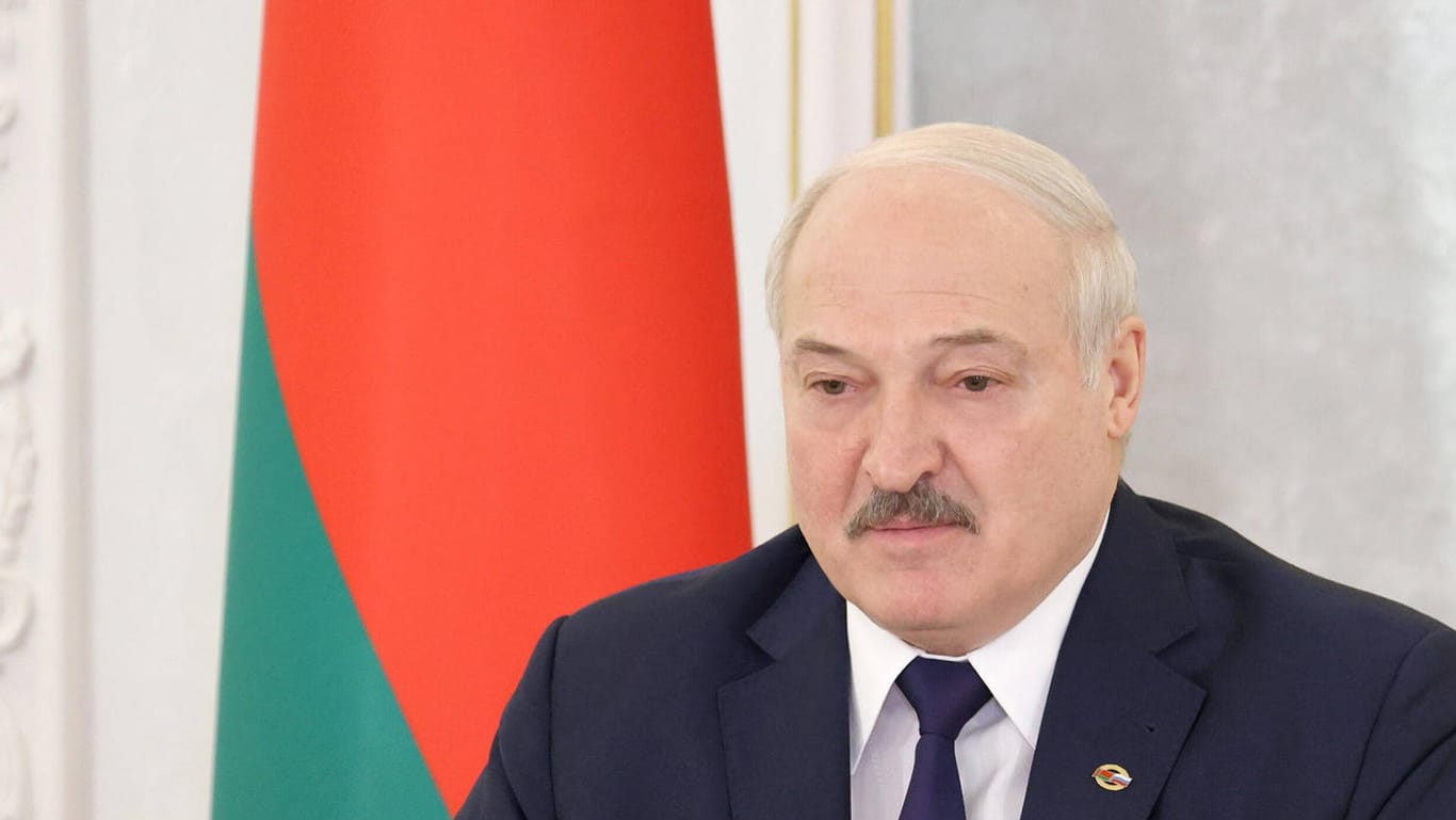 Der belarussische Diktator Alexander Lukaschenko bei einer Videokonferenz (Archivbild): Mehrere Staaten rufen ihn zum Einlenken in der Flüchtlingskrise auf.